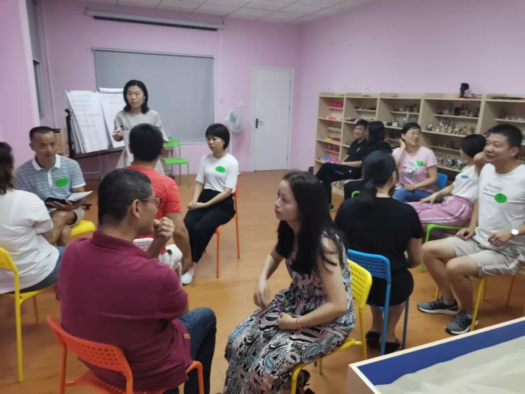 《智慧父母學(xué)堂》 賦能家長(zhǎng)，成就孩子——家庭教育父母沙龍課堂的實(shí)踐與價(jià)值